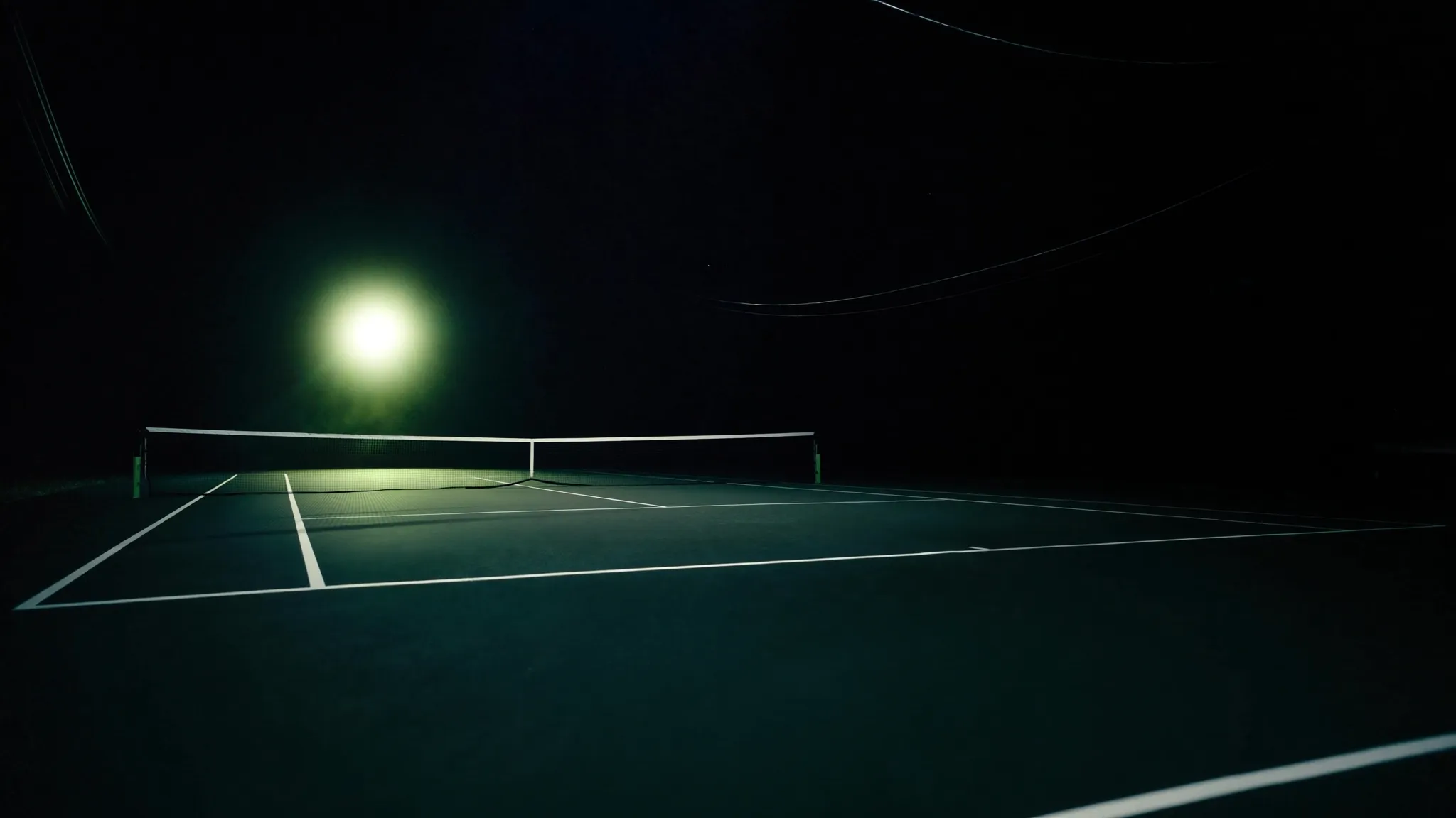 Donkere Tennisbaan bij avond
