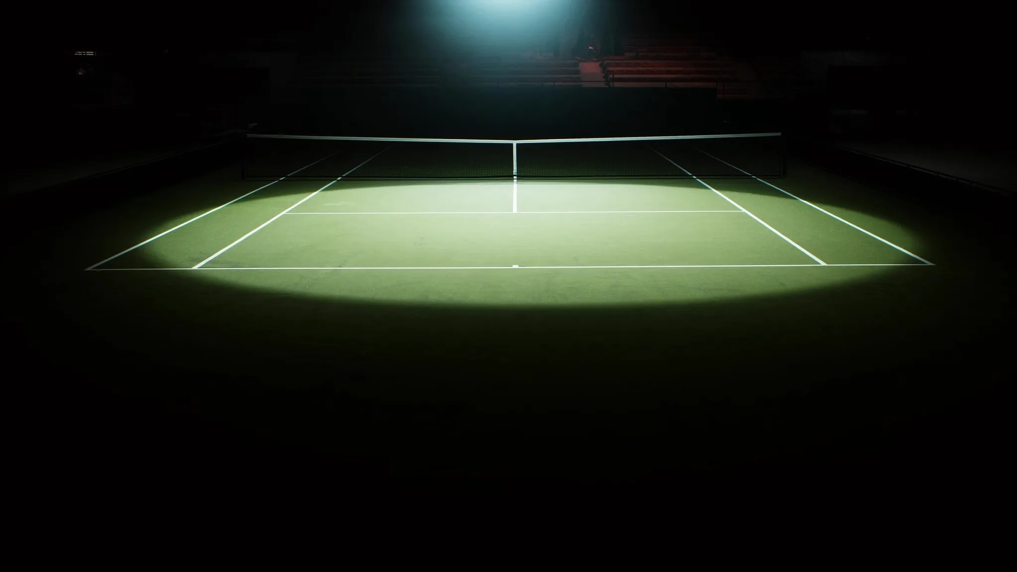 Donkere tennisbaan bij avond