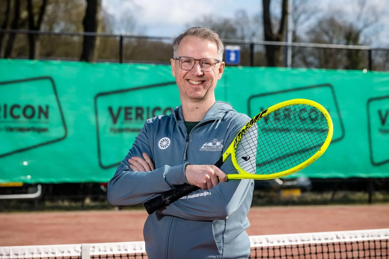 Ricardo Arkes, je tennis- en padeltrainer, met racket op de baan